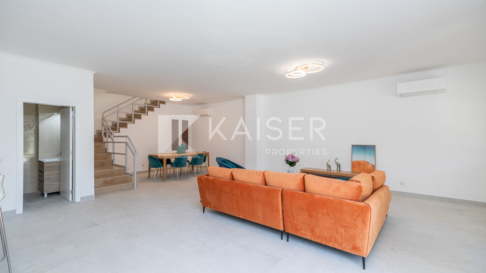 Cosy 3-bedroom townhouse in a tranquil estate in the centre of Albufeira, close to Praia de Albufeira e Praia dos Alemães, at walking distance from...