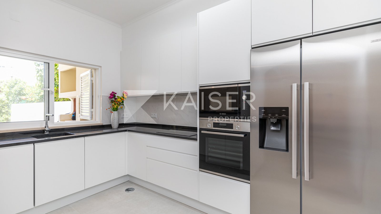 Cosy 3-bedroom townhouse in a tranquil estate in the centre of Albufeira, close to Praia de Albufeira e Praia dos Alemães, at walking distance from...