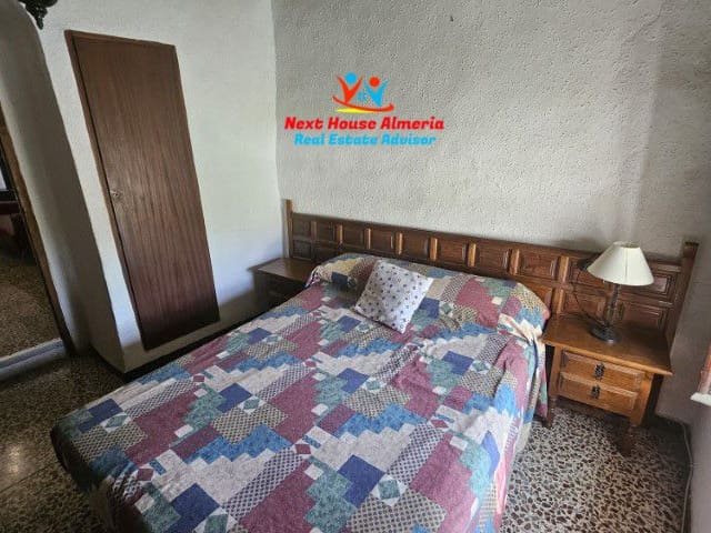 Dieses schöne rustikale Stadthaus mit 3 Schlafzimmern und 2 Bädern im malerischen Dorf Tahal in der sonnigen Provinz Almeria.

Das Anwesen ist nur wen