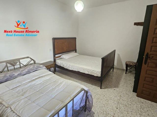 Dieses schöne rustikale Stadthaus mit 3 Schlafzimmern und 2 Bädern im malerischen Dorf Tahal in der sonnigen Provinz Almeria.

Das Anwesen ist nur wen