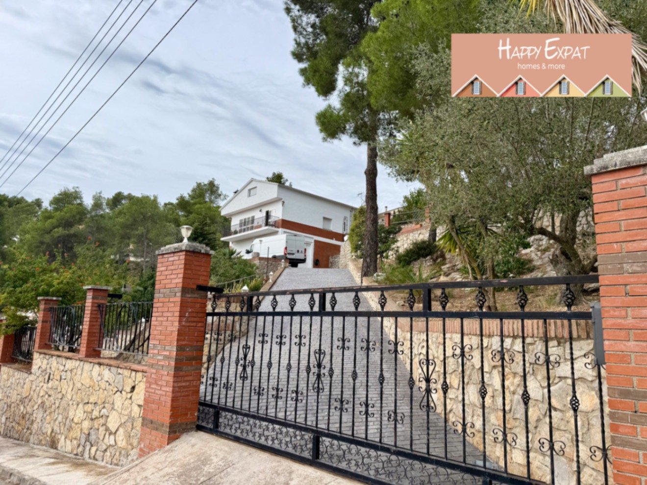 Olivella: Located in the peaceful hills of Olivella, 15 minutes drive to Sitges, this beautiful villa offers the perfect blend of tranquility, space, and Med... 