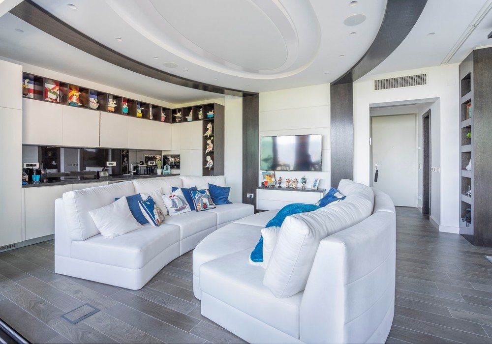 Modern apartment on the 4th floor of the exclusive complex Royal Gardens, 50 meters from the sea and 150 meters from the Old Town of Budva.The apar...