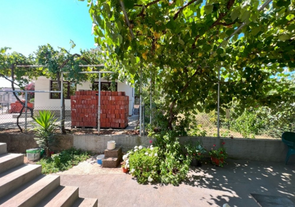 Budva Riviera, Kotor community, Krimovica district. Three-storey houseDistance to the sea 2kmSea and mountain viewsThe area is 245 sq.m.The land ar...