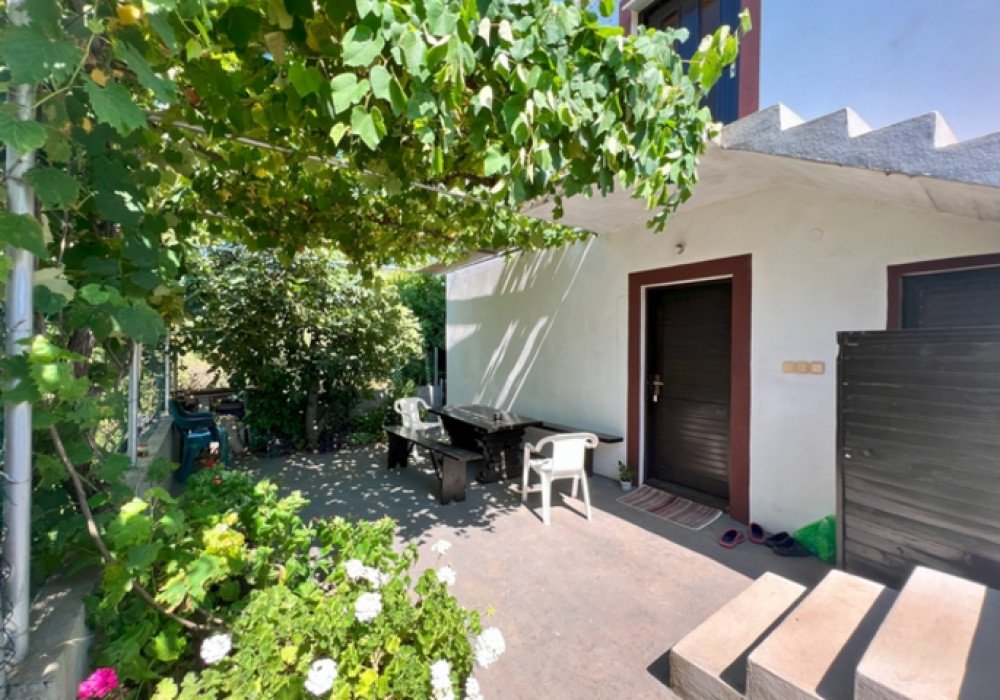 Budva Riviera, Kotor community, Krimovica district. Three-storey houseDistance to the sea 2kmSea and mountain viewsThe area is 245 sq.m.The land ar...