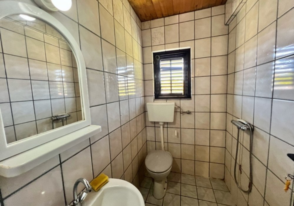 Budva Riviera, Kotor community, Krimovica district. Three-storey houseDistance to the sea 2kmSea and mountain viewsThe area is 245 sq.m.The land ar...