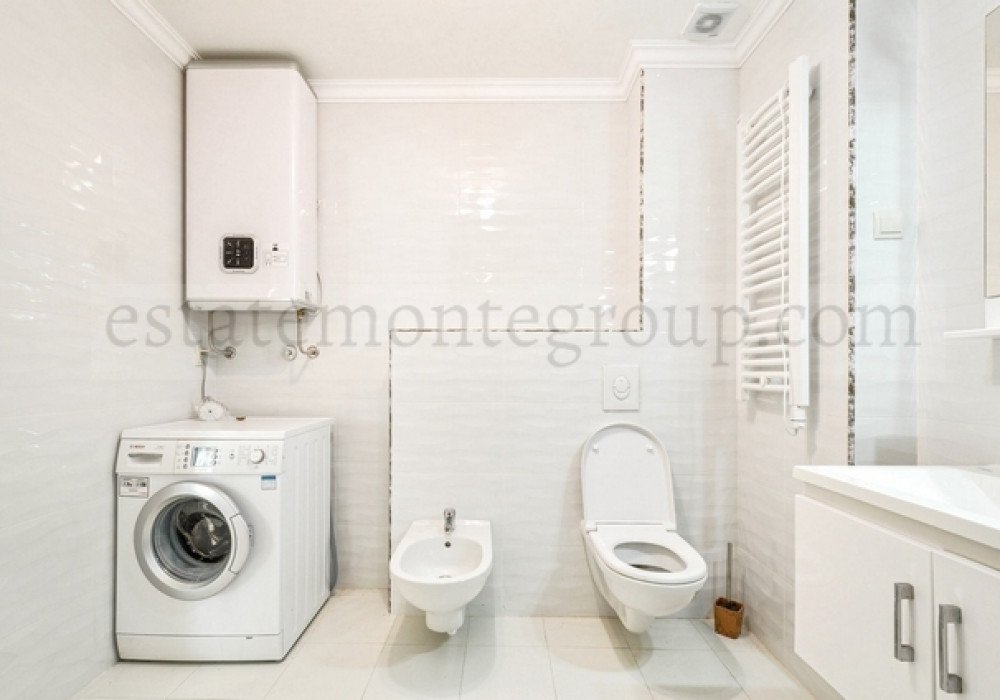 DescriptionBudva Riviera, Becici district. Studio apartmentThe distance to the sea is 300m.The area is 274 sq.m., including:- living area of 115 sq...