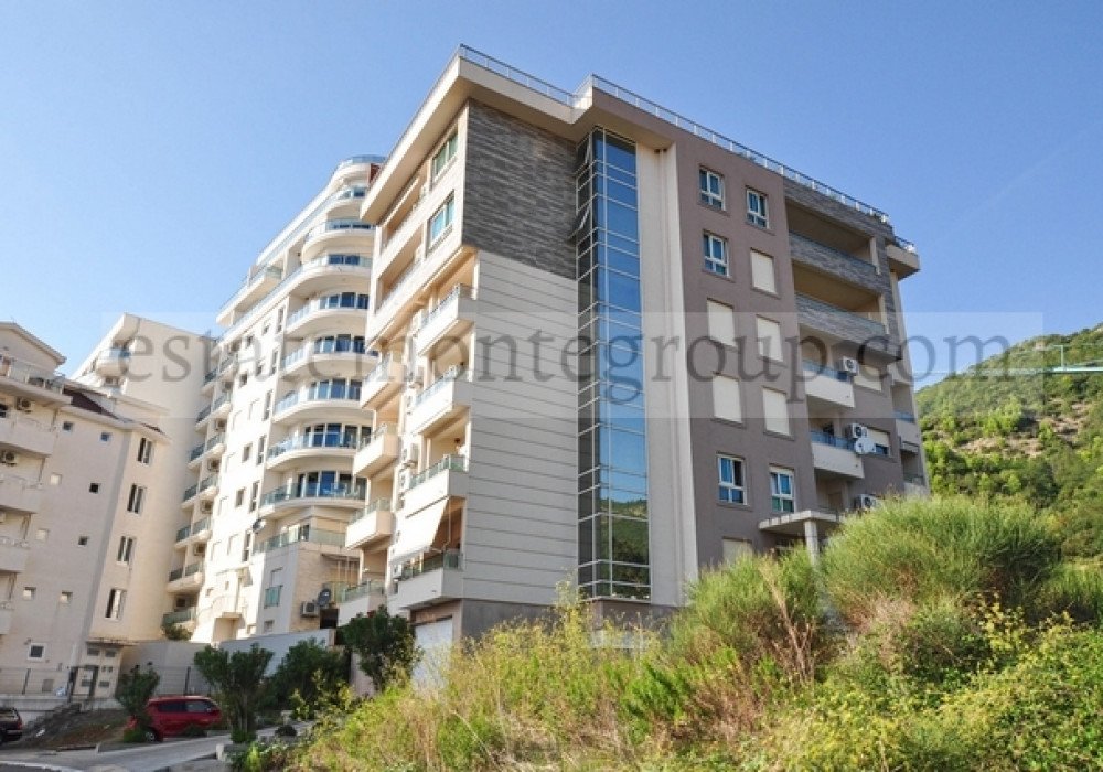 DescriptionBudva Riviera, Becici district. Studio apartmentThe distance to the sea is 300m.The area is 274 sq.m., including:- living area of 115 sq...