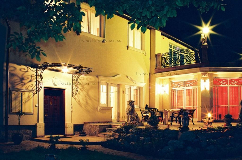 <p>Eladásra kínálunk Szentendre egyik legszebb részén, a Bükkös-patak közvetlen partján egy 360 nm-családi házat.</p><p>A telek mérete 1275 nm, gon...