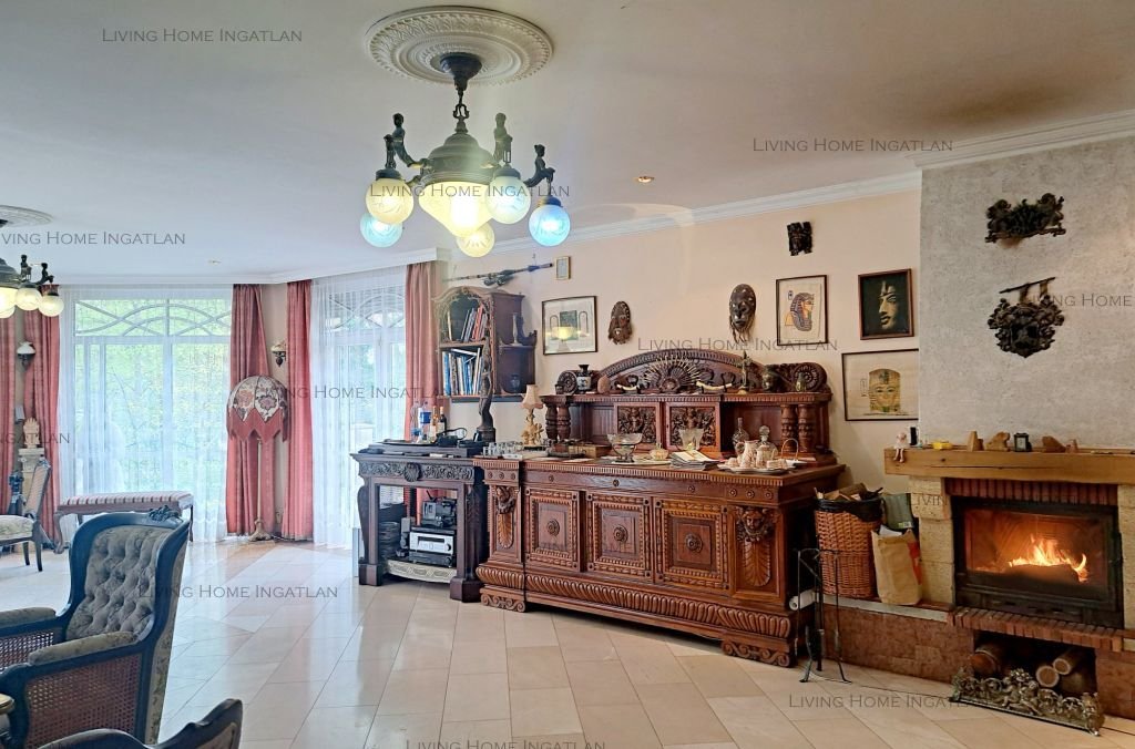 <p>Eladásra kínálunk Szentendre egyik legszebb részén, a Bükkös-patak közvetlen partján egy 360 nm-családi házat.</p><p>A telek mérete 1275 nm, gon...