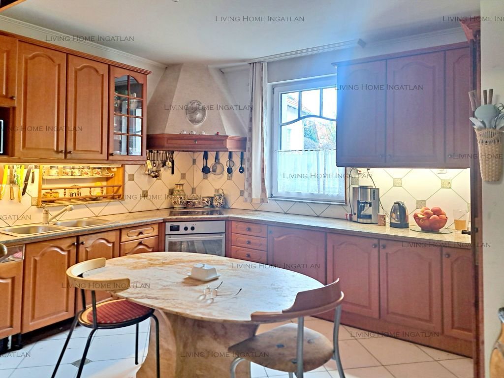 <p>Eladásra kínálunk Szentendre egyik legszebb részén, a Bükkös-patak közvetlen partján egy 360 nm-családi házat.</p><p>A telek mérete 1275 nm, gon...