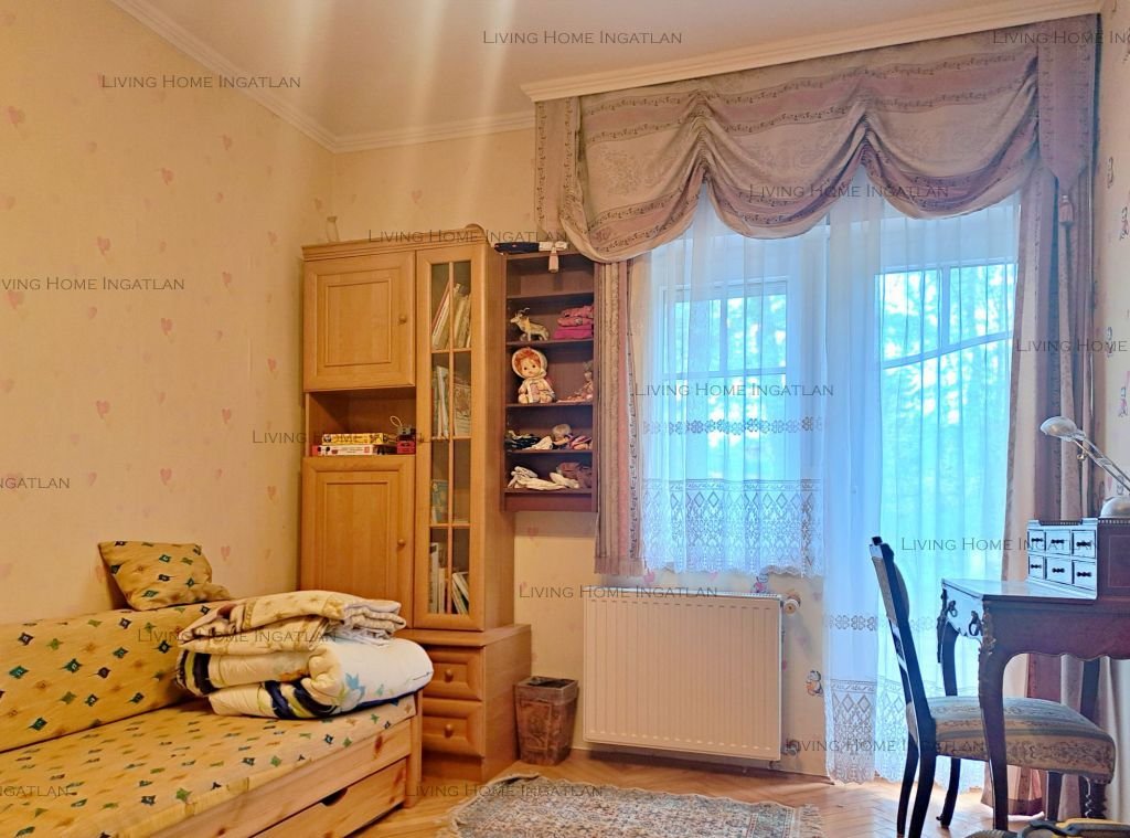 <p>Eladásra kínálunk Szentendre egyik legszebb részén, a Bükkös-patak közvetlen partján egy 360 nm-családi házat.</p><p>A telek mérete 1275 nm, gon...