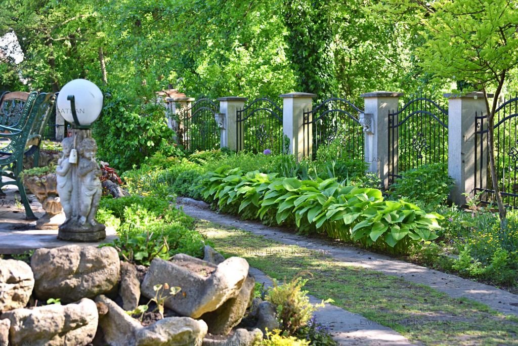 <p>Eladásra kínálunk Szentendre egyik legszebb részén, a Bükkös-patak közvetlen partján egy 360 nm-családi házat.</p><p>A telek mérete 1275 nm, gon...