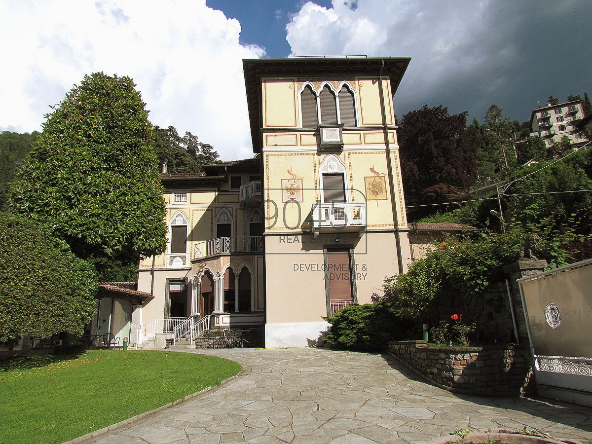 Historische Villa mit direktem Zugang zum Comer See