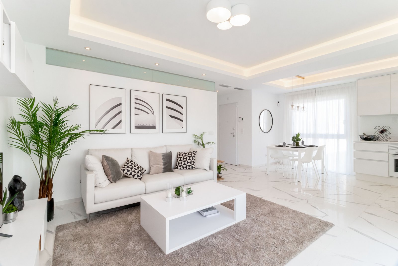 Se alquila la planta baja de un luminoso bungalow de dos plantas en estilo high-tech en Rojales. Superficie total - 80 m2, consta de 2 dormitorios,...