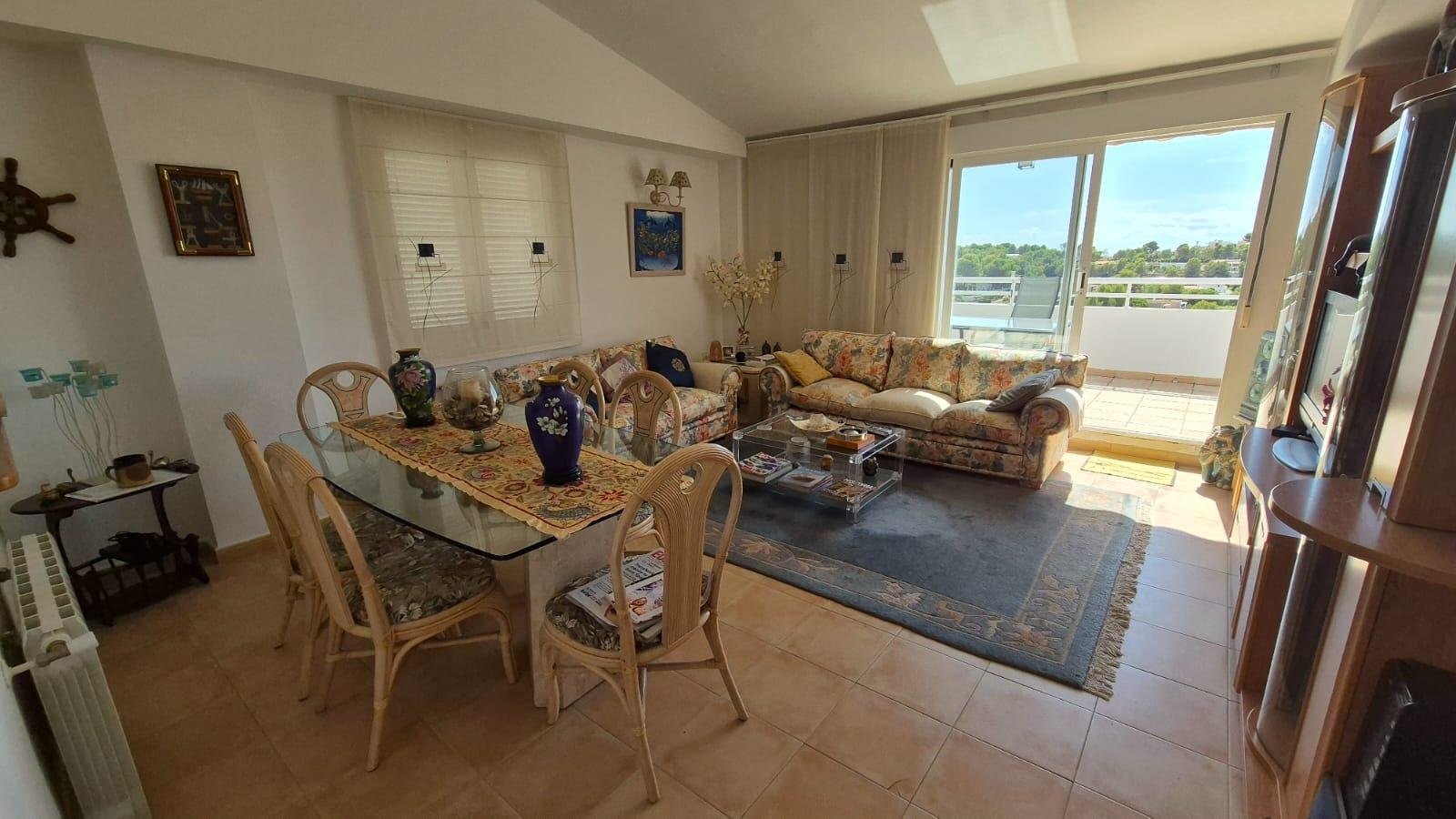  This beautiful and bright penthouse is located in an exclusive gated community in Altea la Vella, just 5 minutes drive from the beautiful beaches of 