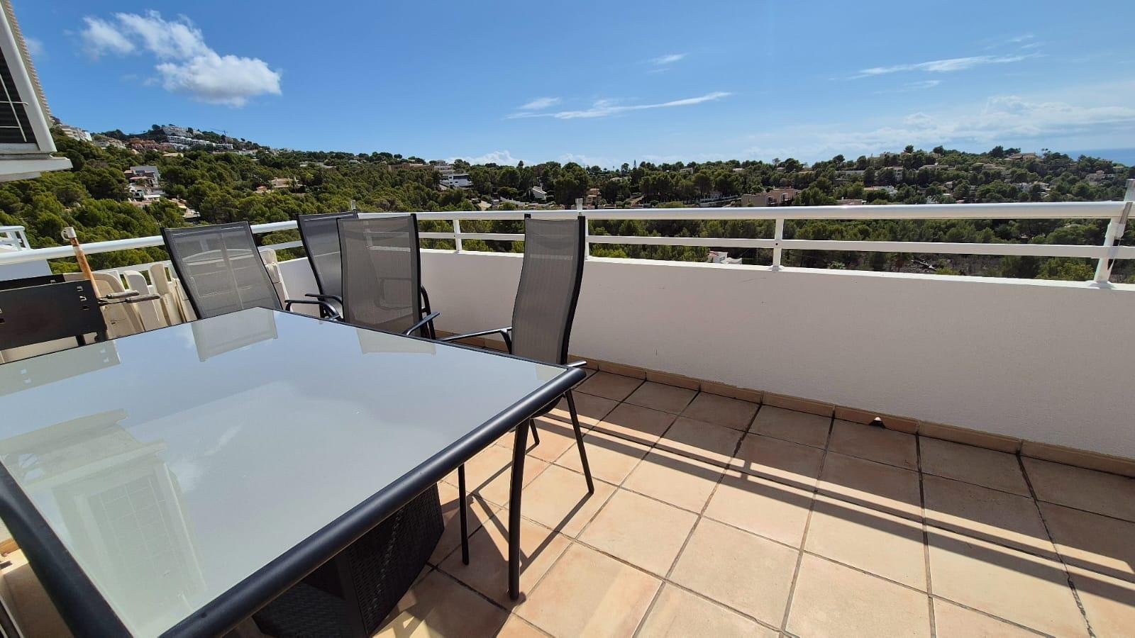  This beautiful and bright penthouse is located in an exclusive gated community in Altea la Vella, just 5 minutes drive from the beautiful beaches of 