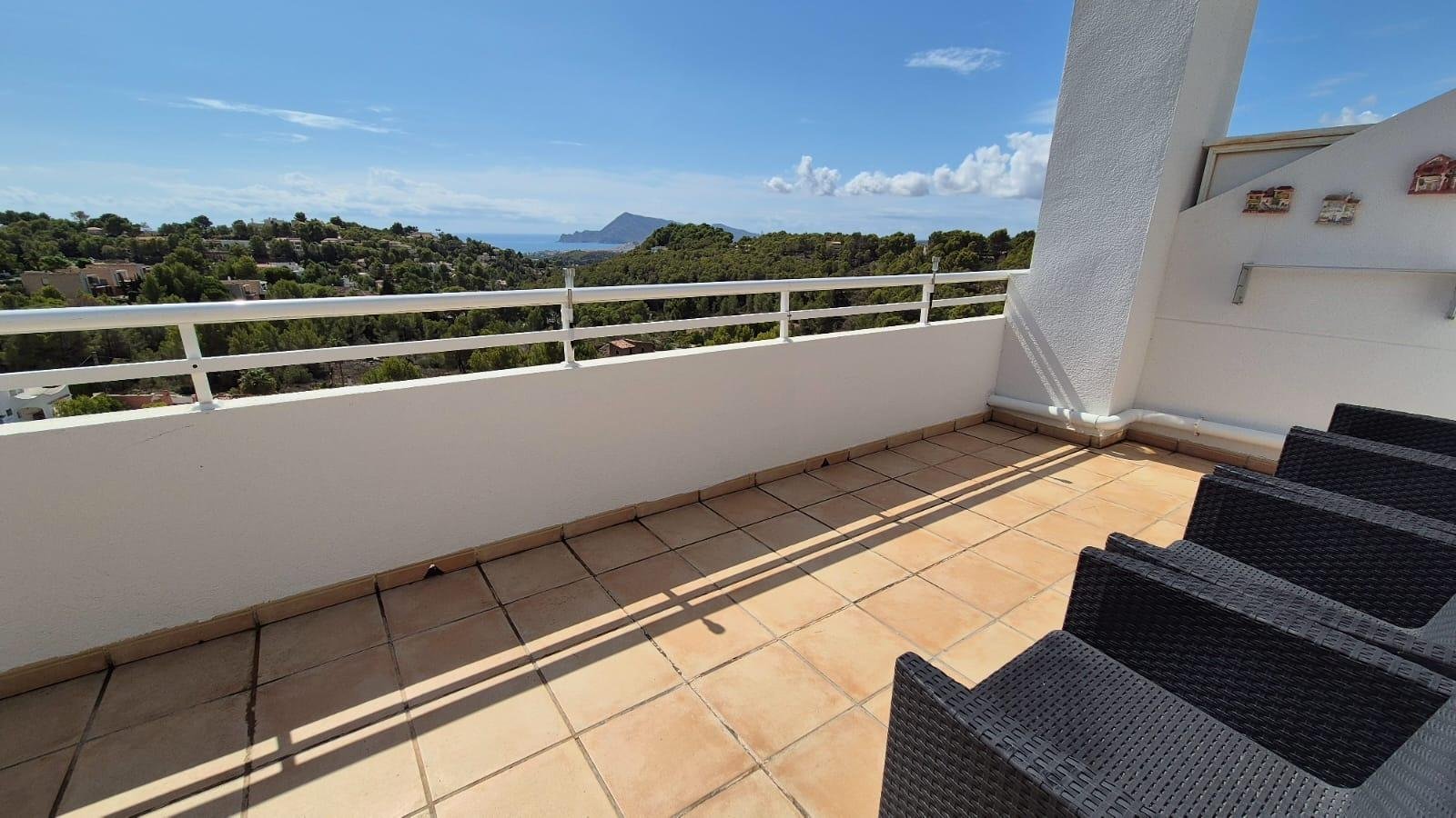  This beautiful and bright penthouse is located in an exclusive gated community in Altea la Vella, just 5 minutes drive from the beautiful beaches of 