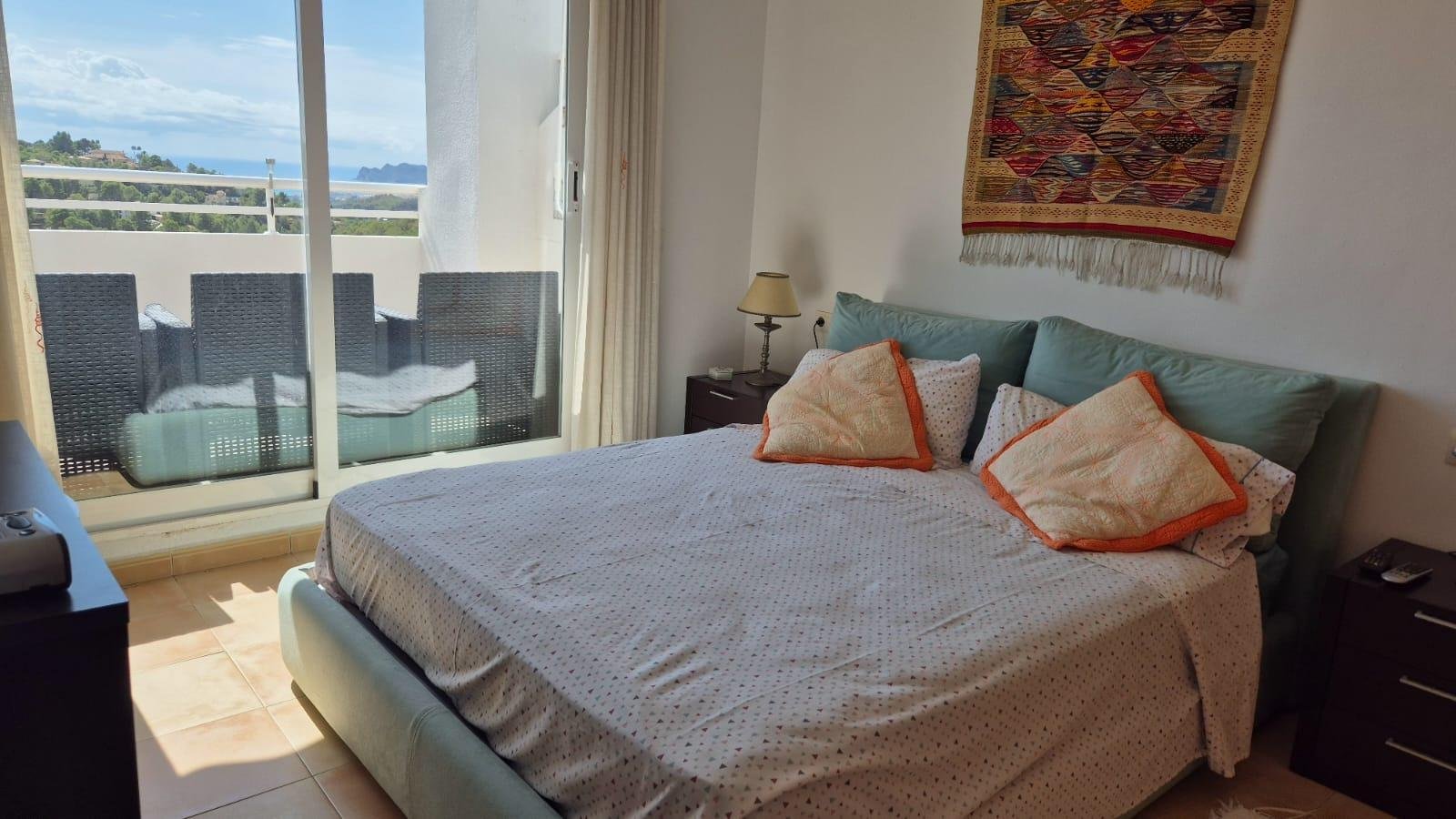  This beautiful and bright penthouse is located in an exclusive gated community in Altea la Vella, just 5 minutes drive from the beautiful beaches of 
