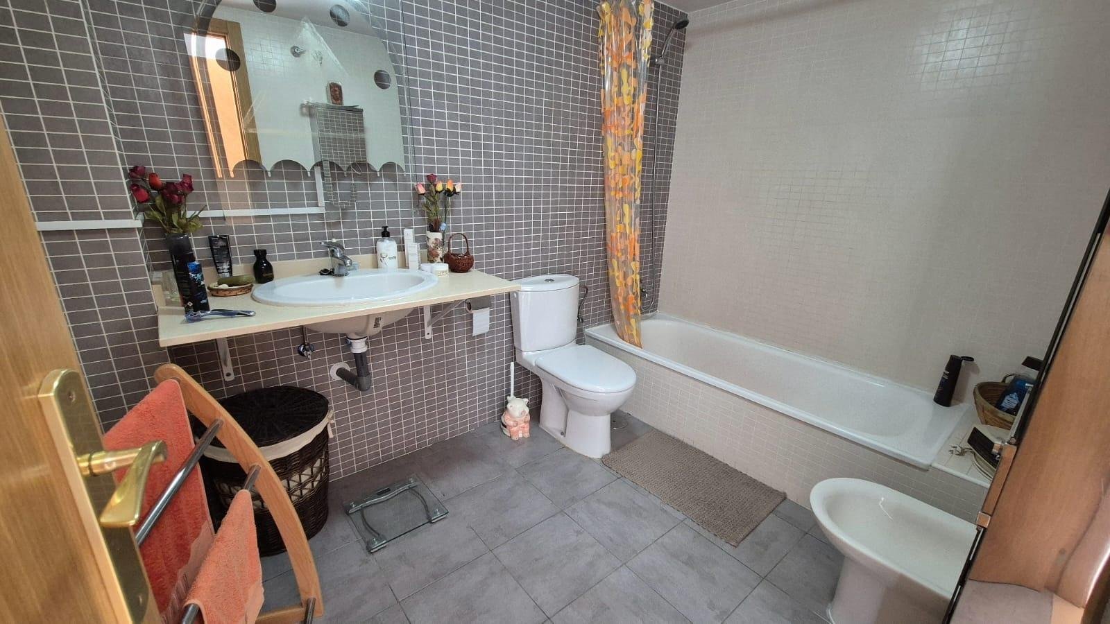  This beautiful and bright penthouse is located in an exclusive gated community in Altea la Vella, just 5 minutes drive from the beautiful beaches of 