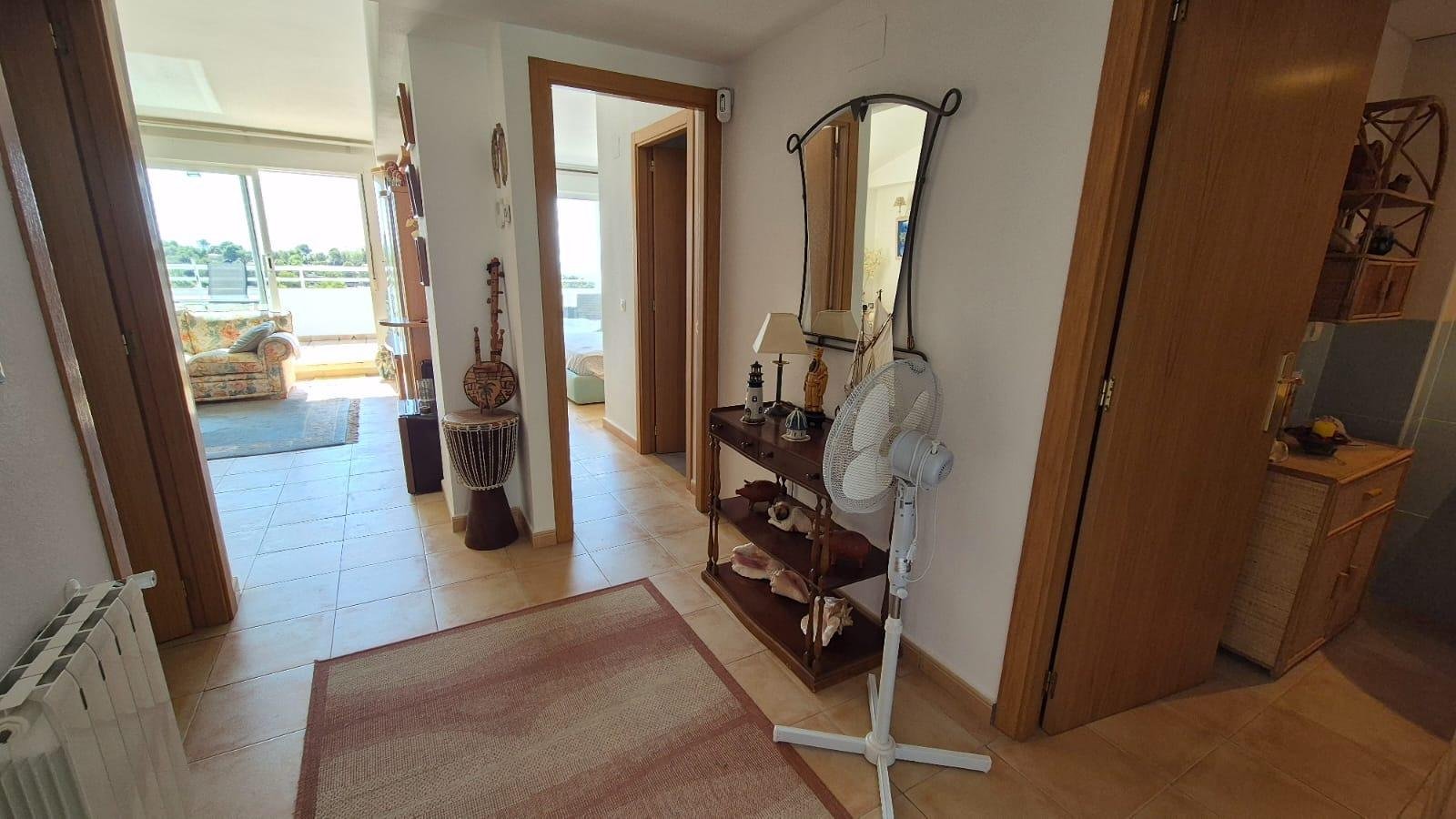  This beautiful and bright penthouse is located in an exclusive gated community in Altea la Vella, just 5 minutes drive from the beautiful beaches of 