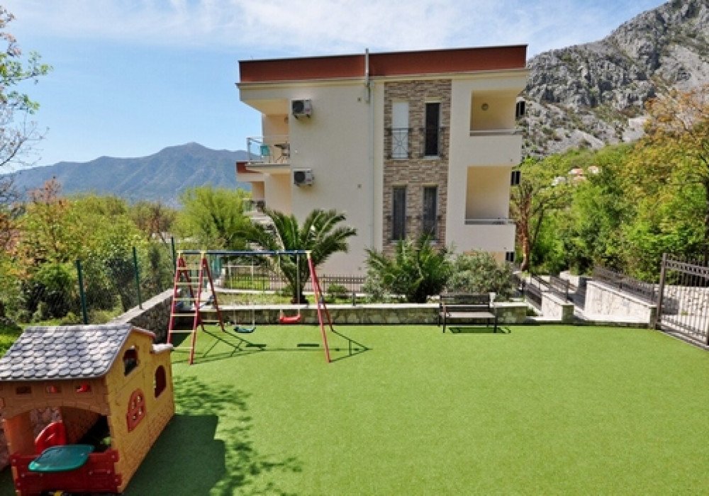 Boka Kotor Bay, Orahovac area. Apartment with two bedrooms overlooking the sea.Distance to the sea 300m.Sea and mountain viewArea 73 sq.m.Bedrooms ...