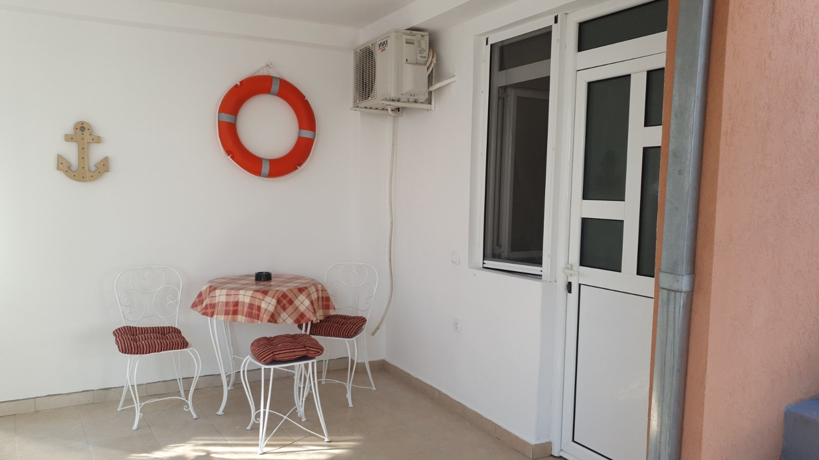 Townhouse with 4 apartments in Sutomore<br><br><p>Townhouse for sale in Sutomore. The house consists of 3 connected houses, 2 of which are for sale...