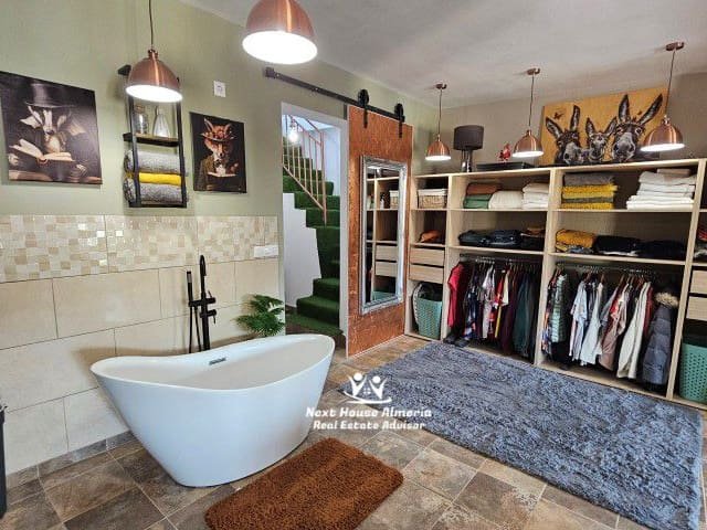 Esta hermosa casa adosada renovada en el corazón del acogedor pueblo andaluz de Cantoria, donde cada mañana comienza con el aroma a café recién hec...