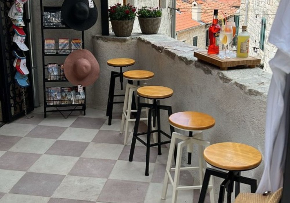 Kotor, the historical center is the Old Town. Two-level business premisesThe room is located in a busy placeTwo levelsThe total area of the interio...