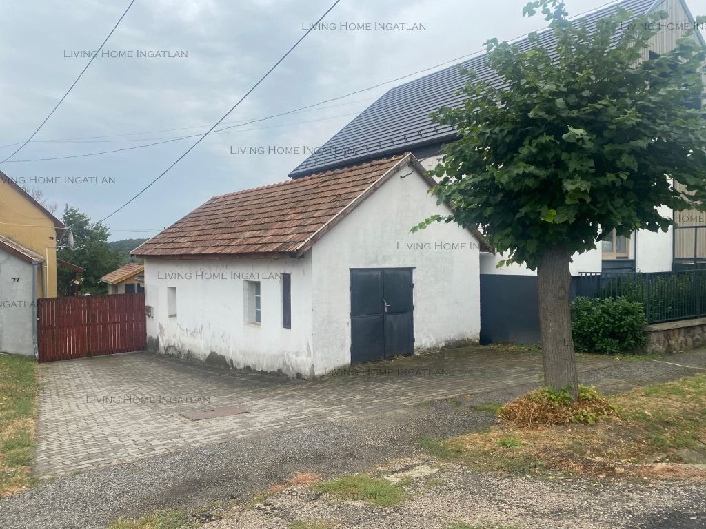 <p>&nbsp;</p><p>Pilisszentkereszten 73 nm-es raktár eladó.</p><p>Az ingatlanhoz telek NEM tartozik.</p><p>Jelenleg a villany került bevezetésre, a ...