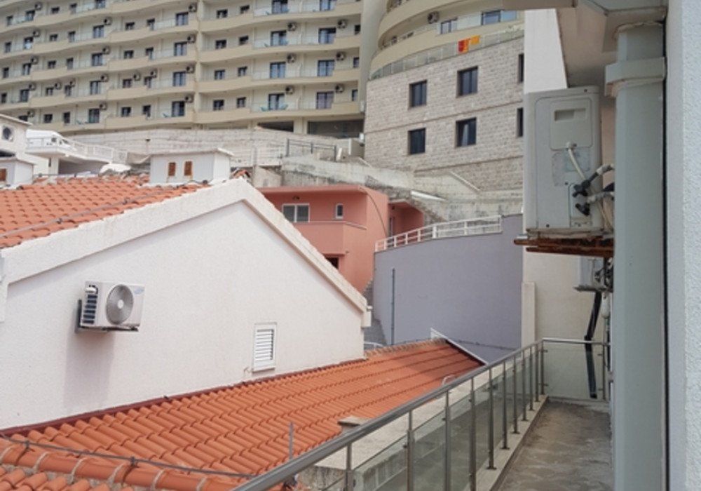 DescriptionBudva Riviera, Rafailovici district. Three bedroom apartment with panoramic viewThe distance to the sea is 15m.Sea viewThe sixth floorTh...