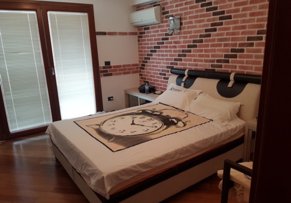 DescriptionBudva Riviera, Rafailovici district. Three bedroom apartment with panoramic viewThe distance to the sea is 15m.Sea viewThe sixth floorTh...