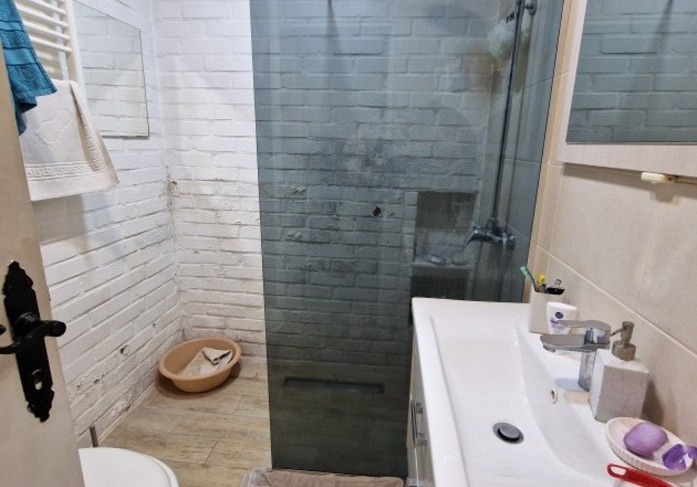 Herceg Novi, center, Old Town. Two-storey apartment with two bedroomsThe area is 106 sq.m.The distance to the sea is 300m.View of the cityThe apart...