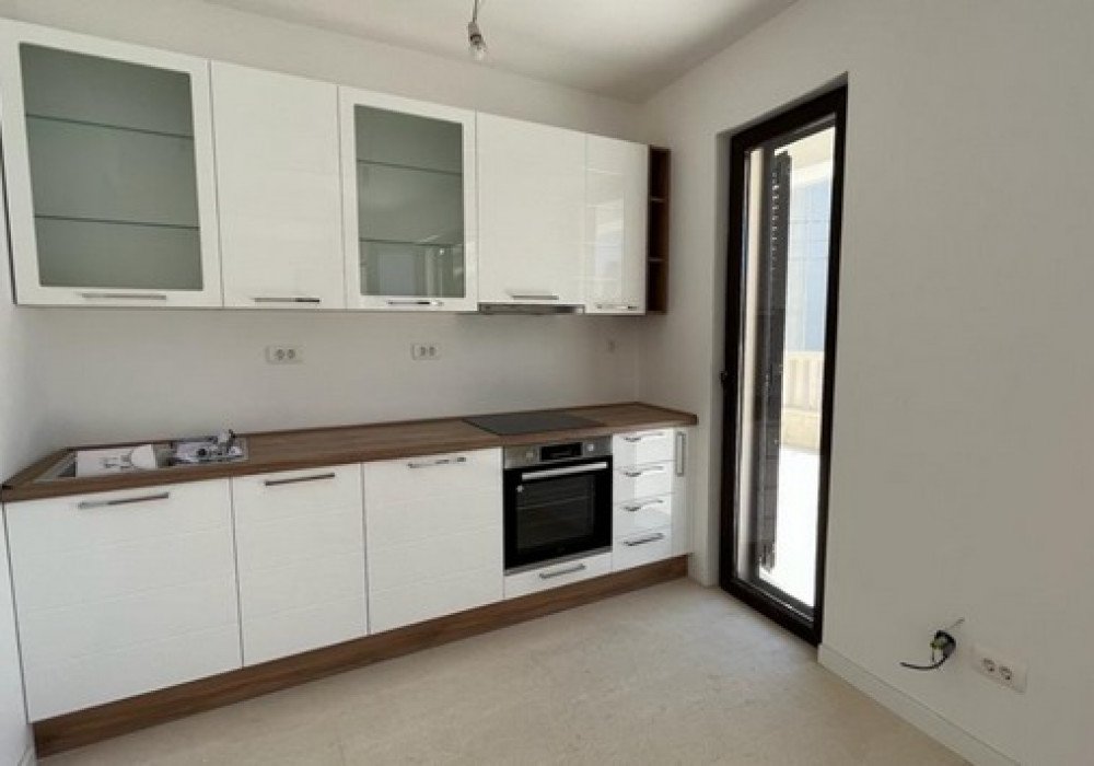 Tivat, the center. New luxury apartments in a four-storey low-rise buildingThe distance to the sea is 600mSea viewThe house is equipped with an ele...