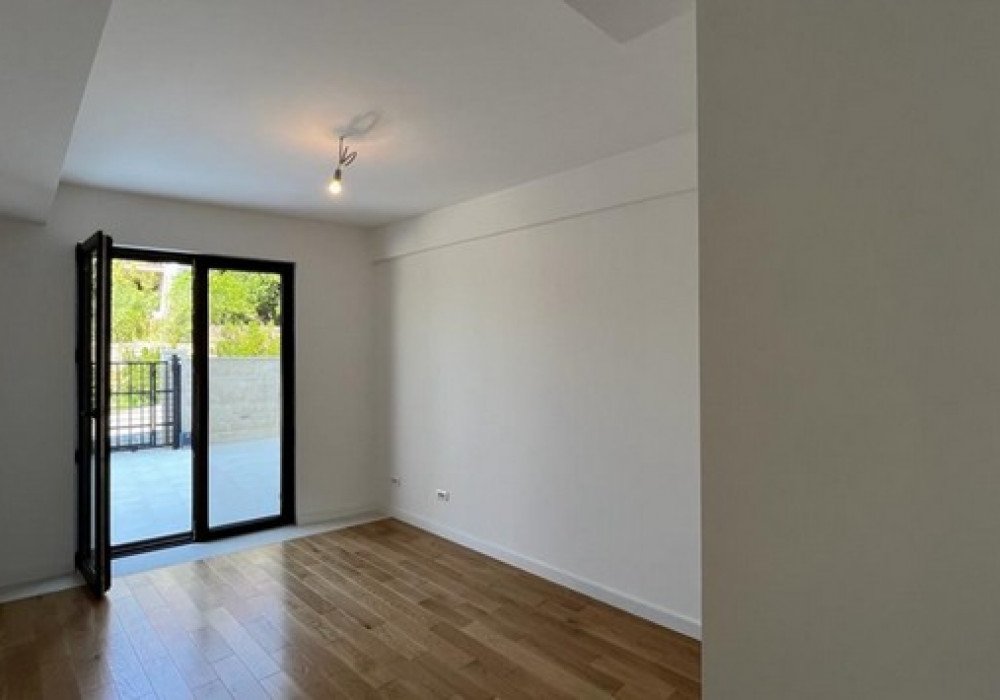 Tivat, the center. New luxury apartments in a four-storey low-rise buildingThe distance to the sea is 600mSea viewThe house is equipped with an ele...