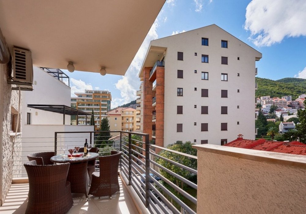 Budva. Centre. Three bedroom apartment in the very center of BudvaThe distance to the sea is 170m.Modern building materials and high quality of exe...