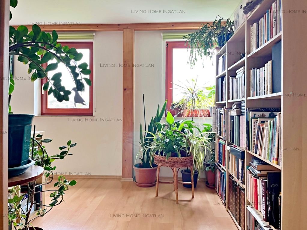 <p>Esztergomban 119 nm-es, belső kétszintes, panorámás lakás eladó.</p><p>Építés éve: 2005.</p><p>Az ingatlan kialakítása rendkívül praktikus és ig...