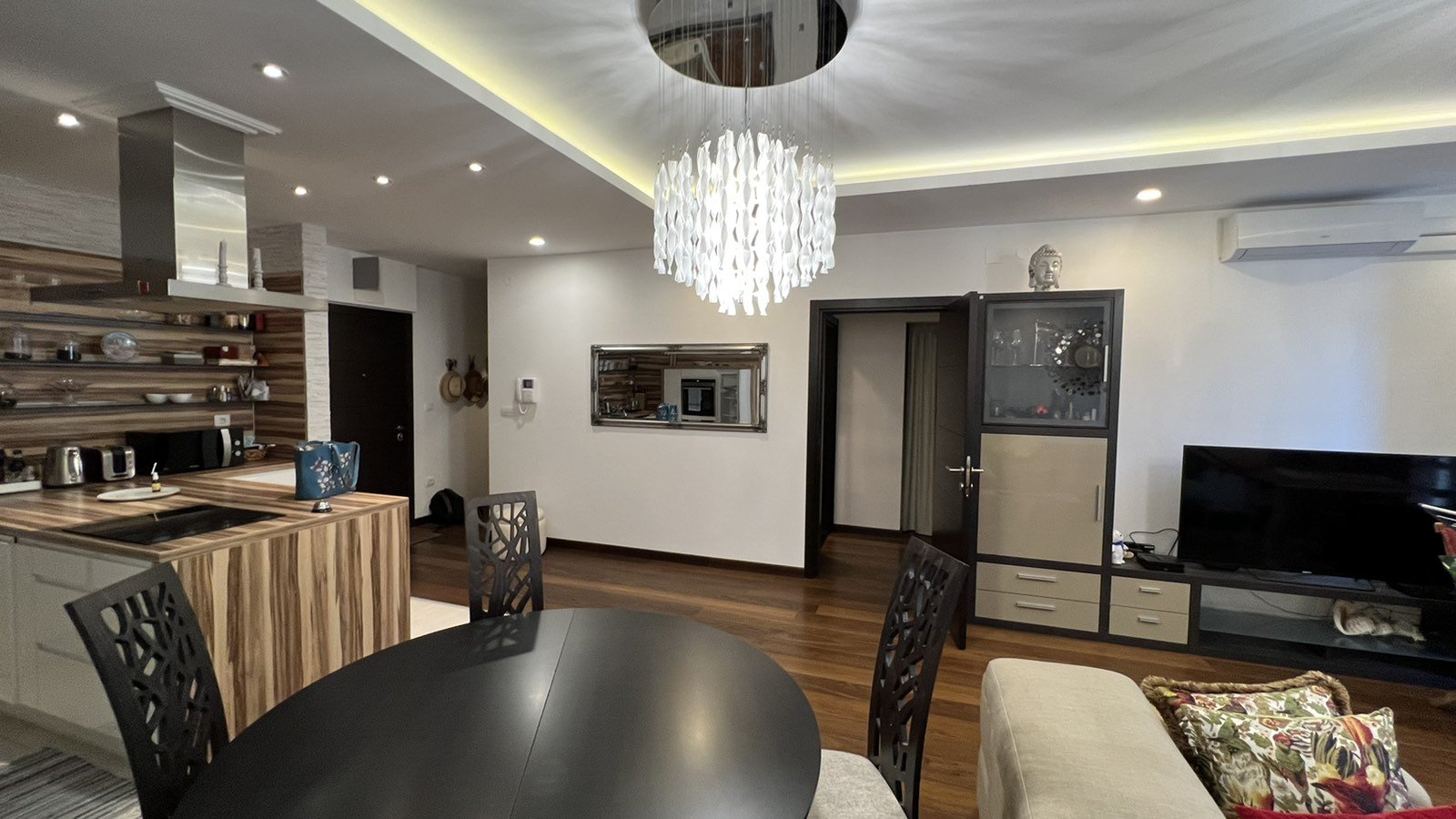 Apartment in Budva<br><br><p>Apartment for sale in Budva. The apartment has an area of 77 m2 and is located on the 3rd floor. The layout of the apa...