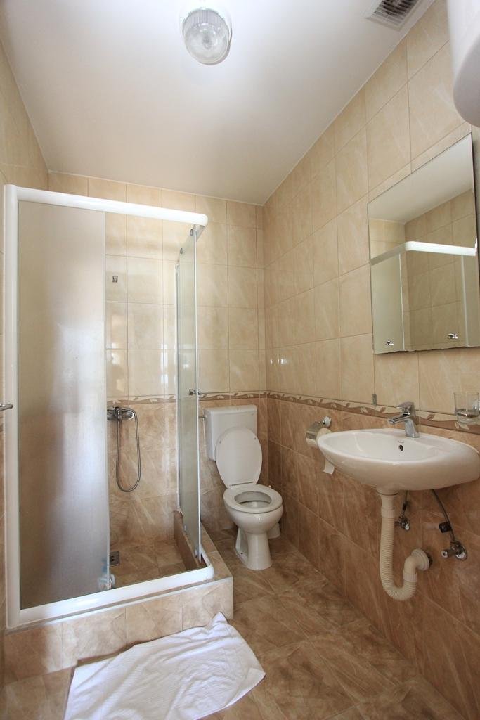 Hotel in Igalo<br><br><p>For sale a Hotel consisting of two buildings of - three-story and four-story - in Igalo, Herceg Novi. The hotel is located...