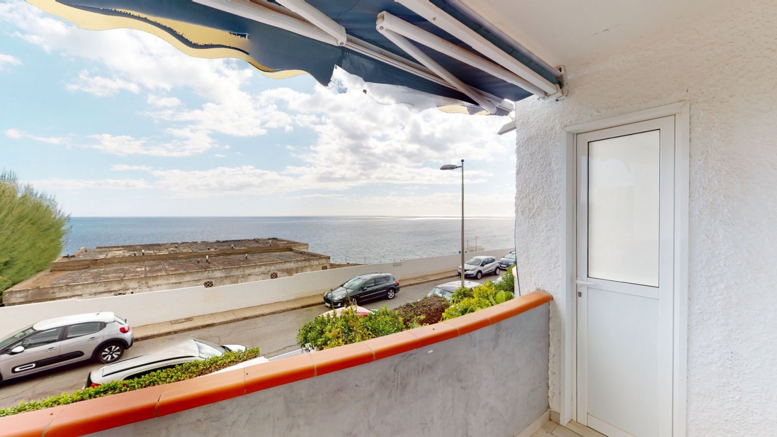 Apartamento con excelente ubicación en primera línea con impresionantes vistas al mar en San Agustín.Consta de 3 habitaciones: Salón con cocina a...