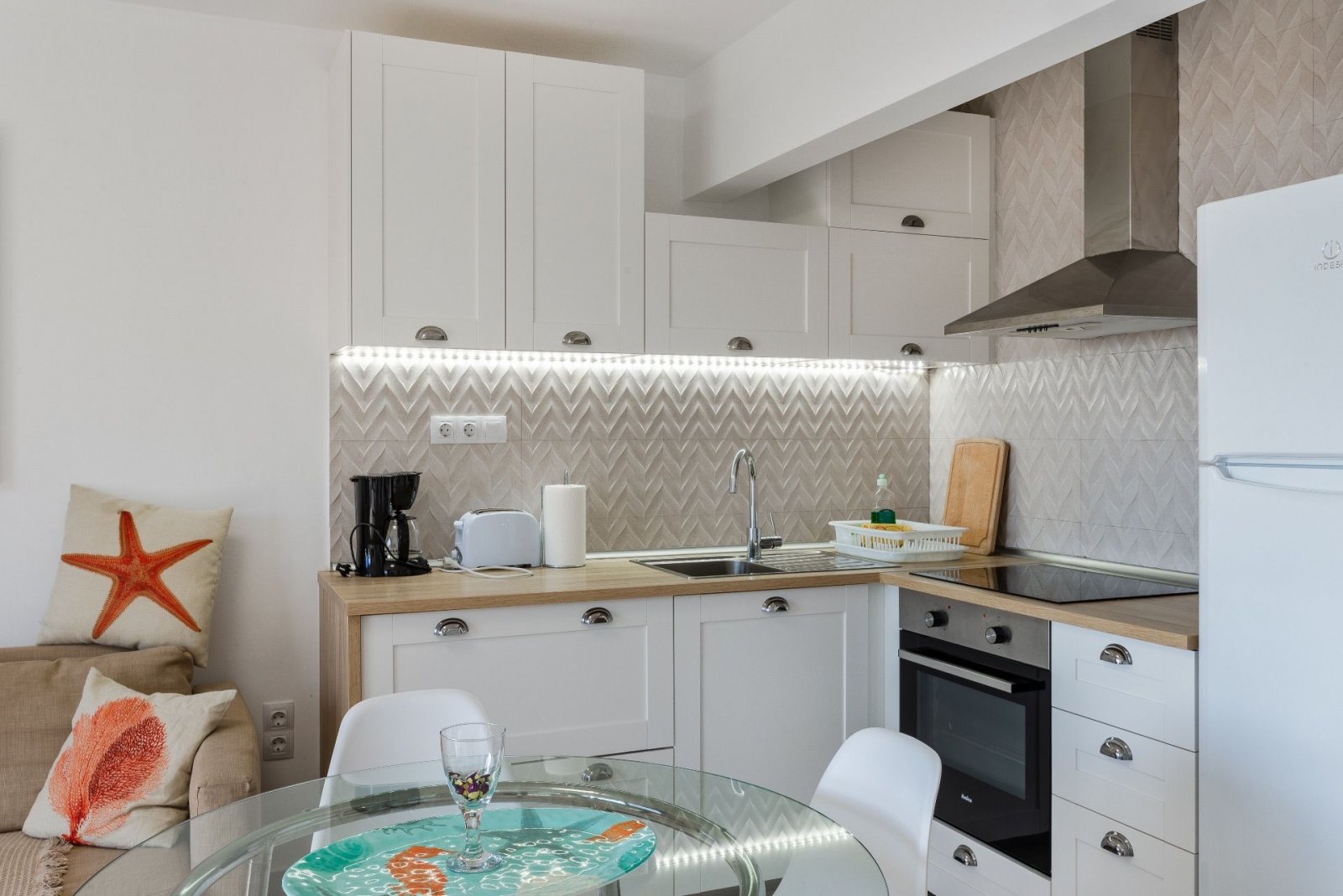 Apartamento con excelente ubicación en primera línea con impresionantes vistas al mar en San Agustín.Consta de 3 habitaciones: Salón con cocina a...