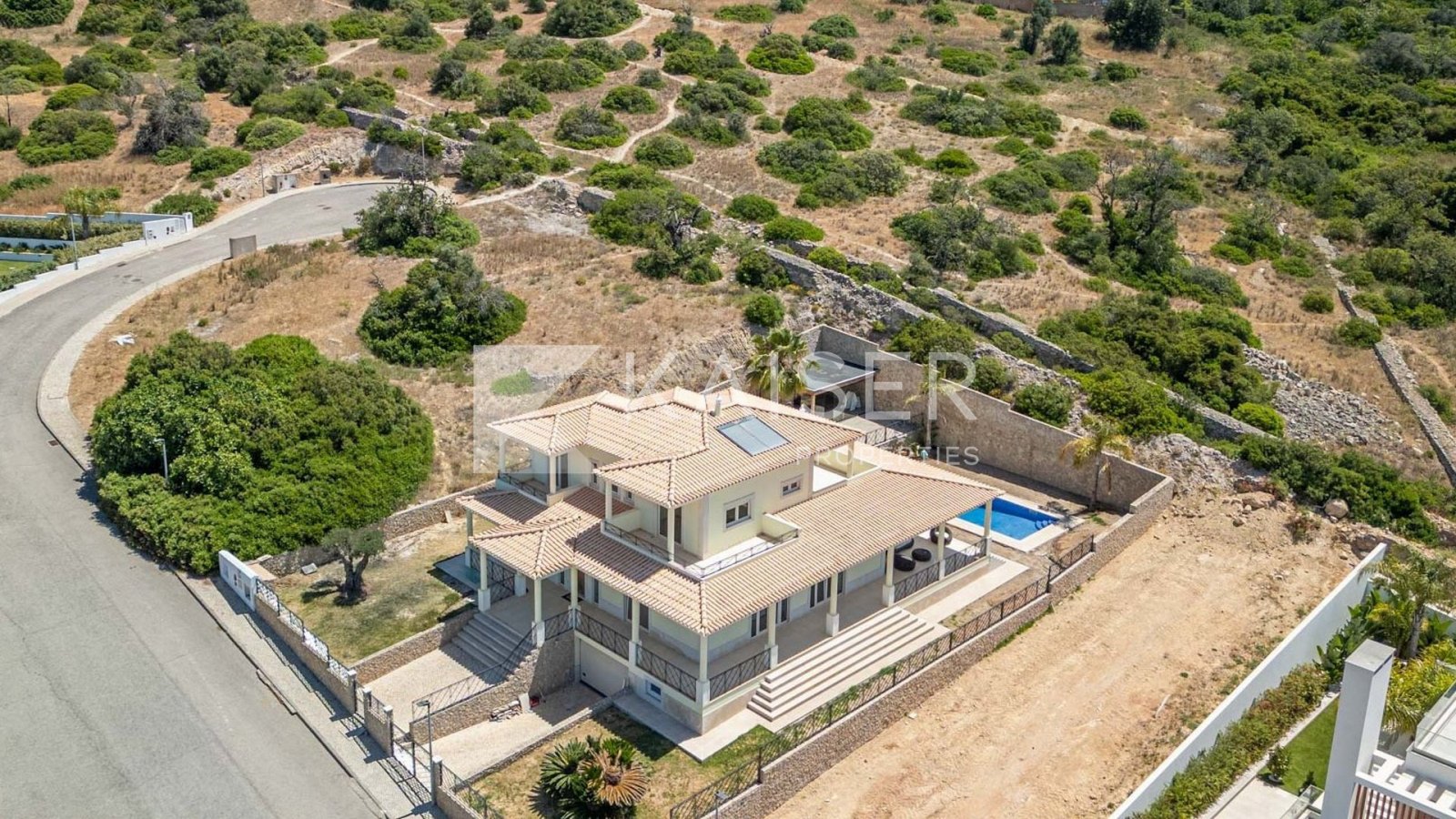 Diese geräumige Villa mit 4 Schlafzimmern, Swimmingpool, Photovoltaikmodulen, Keller/Garage und Klimaanlage genießt eine erhöhte Lage in einem ruhigen