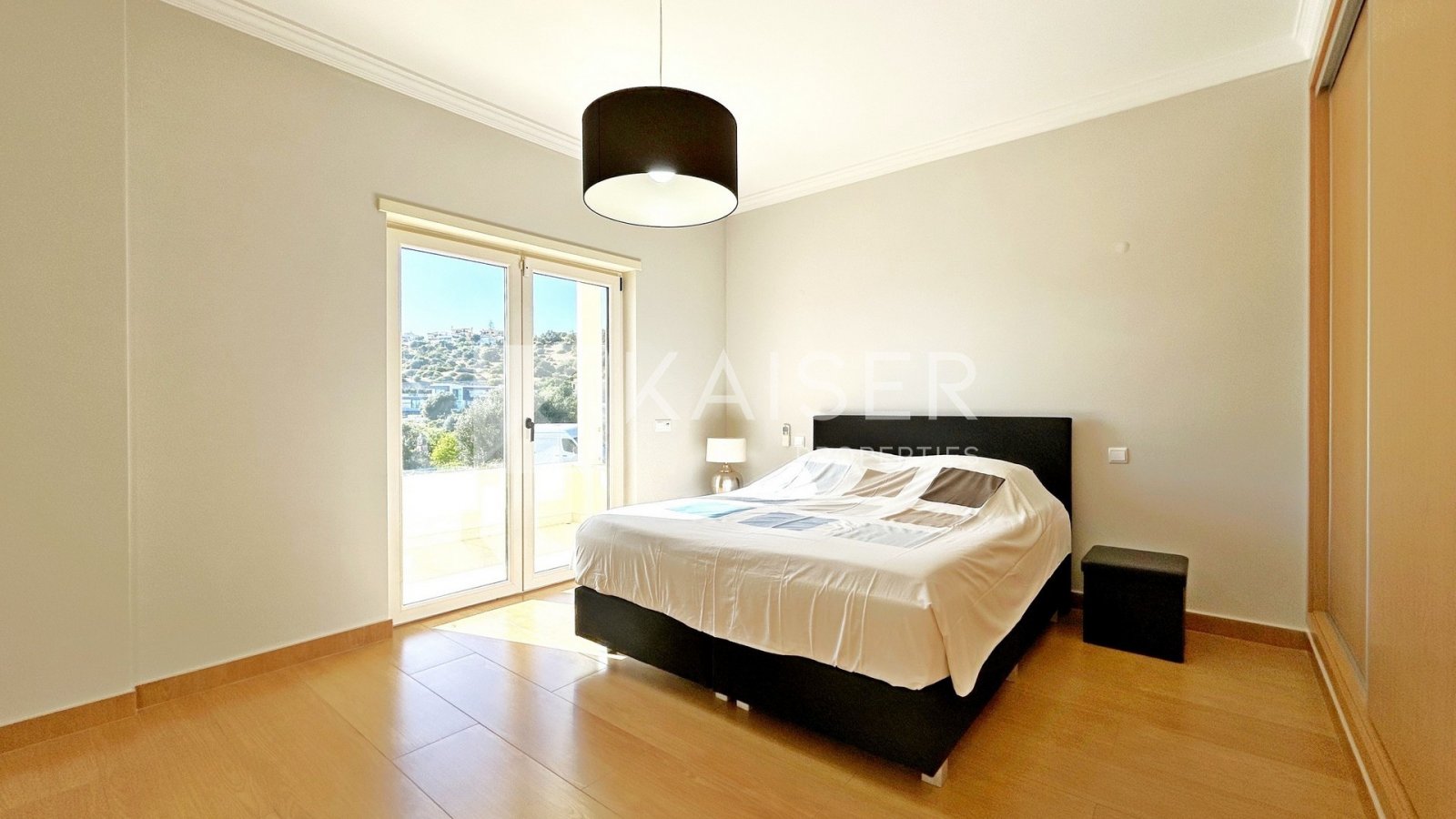 Diese geräumige Villa mit 4 Schlafzimmern, Swimmingpool, Photovoltaikmodulen, Keller/Garage und Klimaanlage genießt eine erhöhte Lage in einem ruhigen