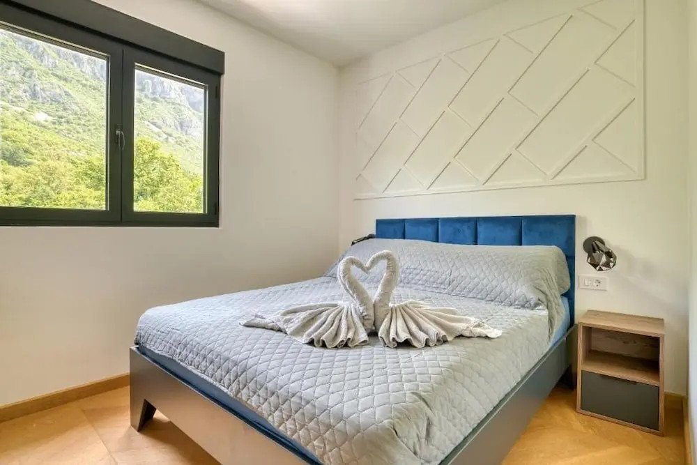 3-Bedroom Apartment, 90 m², Blizikuće — Sea View of Sveti Stefan<br><br><p>Fully furnished 3-bedroom apartment in a residential complex with a pool...