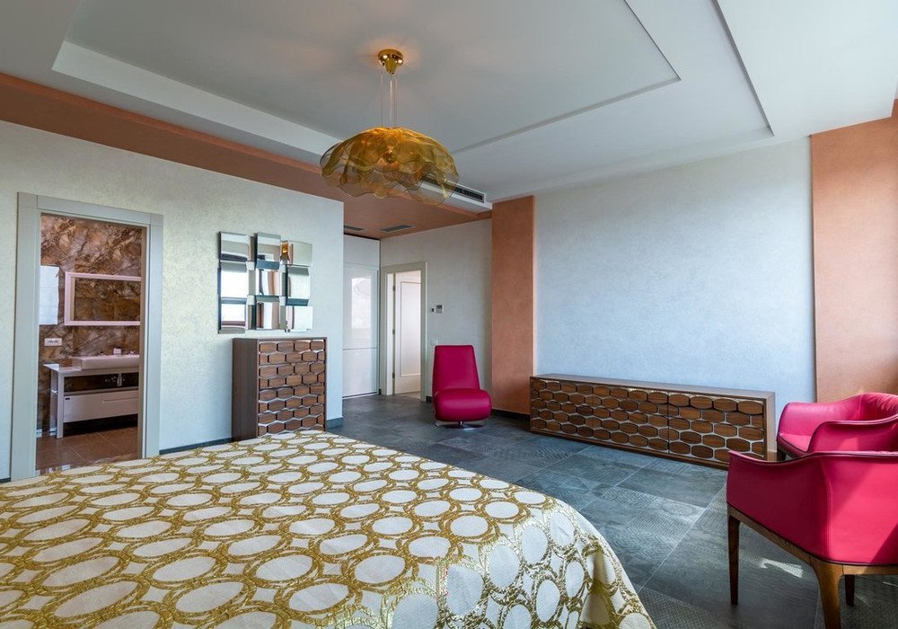 Floors 5Area 831 sq.m.Plot area 329 sq.m.Bedrooms 3Bathrooms 3Sea viewGymParkingDistance to the sea 300 m.