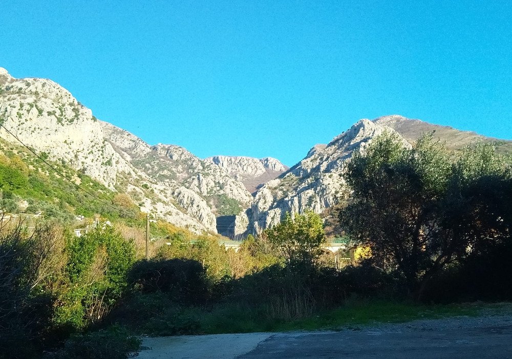 DescriptionBarskaya riviera, Sutomore district studio apartment in a new four-storey building near the beachDistance to the sea 80 m.Mountain viewF... 