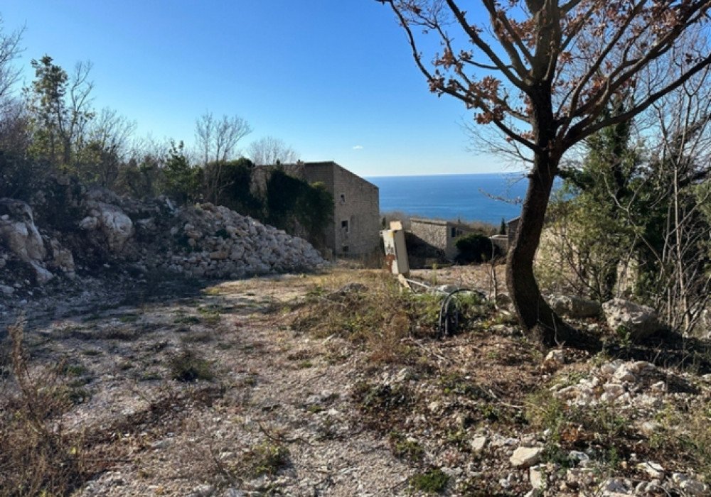 DescriptionThe Finished Project! All permissions have been received! Buy and build your dream house!!! Budva Riviera. An urbanized plot with a resi...