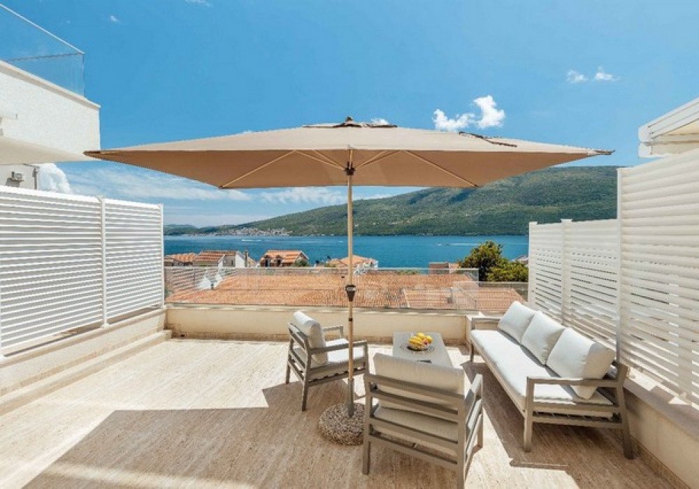 Boka Kotor Bay, Baoshichi district.  The apartment is in a new residential complex.In each house of the complex, there are only 10 luxury apartment...