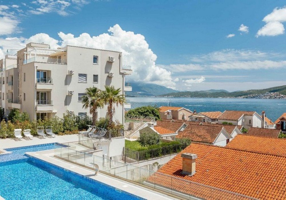 Boka Kotor Bay, Baoshichi district.  The apartment is in a new residential complex.In each house of the complex, there are only 10 luxury apartment...