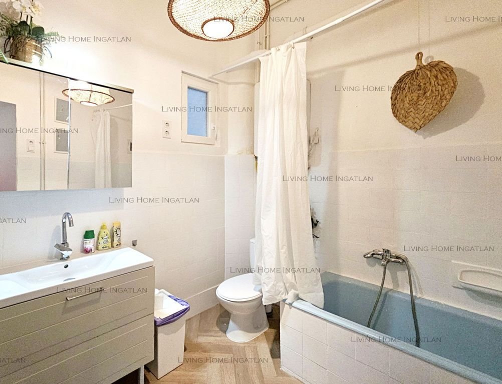 <p>VII. Erzsébetvárosban felújított, modern polgári lakás eladó!</p><p>Akár 2 apartmannak is használható, 83 nm-es, 3 szobás, 2 fürdőszobás, másodi...