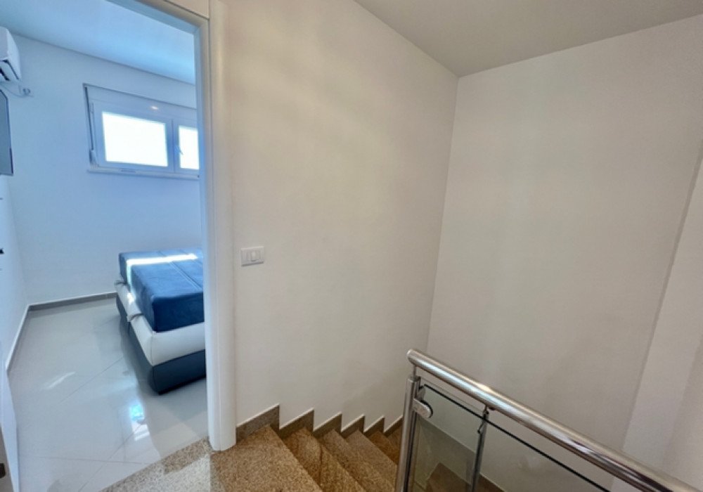 Bar Riviera, Shushan district. Two level apartment with three bedrooms.Distance to the sea 150m.View of the city and the seaArea 95 sq.m.Floor - fo...